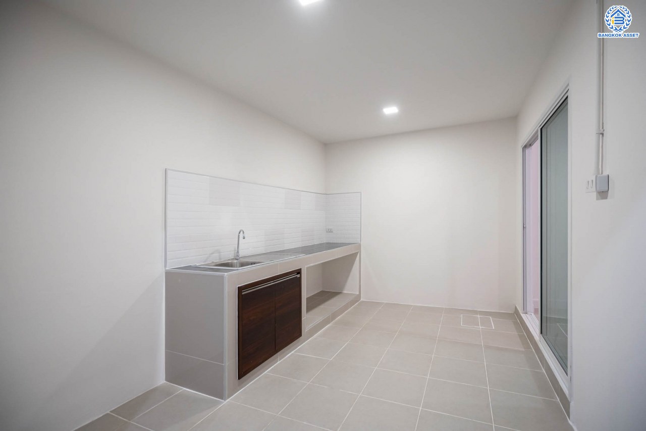 บ้านมือสองตกแต่งใหม่ โครงการ สวนกุหลาบ ติวานนท์-แจ้งวัฒนะ ติดถนนติวานนท์ ใกล้โรงเรียนสวนกุหลาบวิทยาลัย เนื้อที่ 27 ตร.ว. ฟังก์ชัน 3 ห้องนอน 2 ห้องน้ำ จอดรถได้ 1 คัน บนทำเลใกล้จุดขึ้นทางด่วน "ศรีรัช" และรถไฟฟ้าสายสีชมพู "สถานีปากเกร็ด"